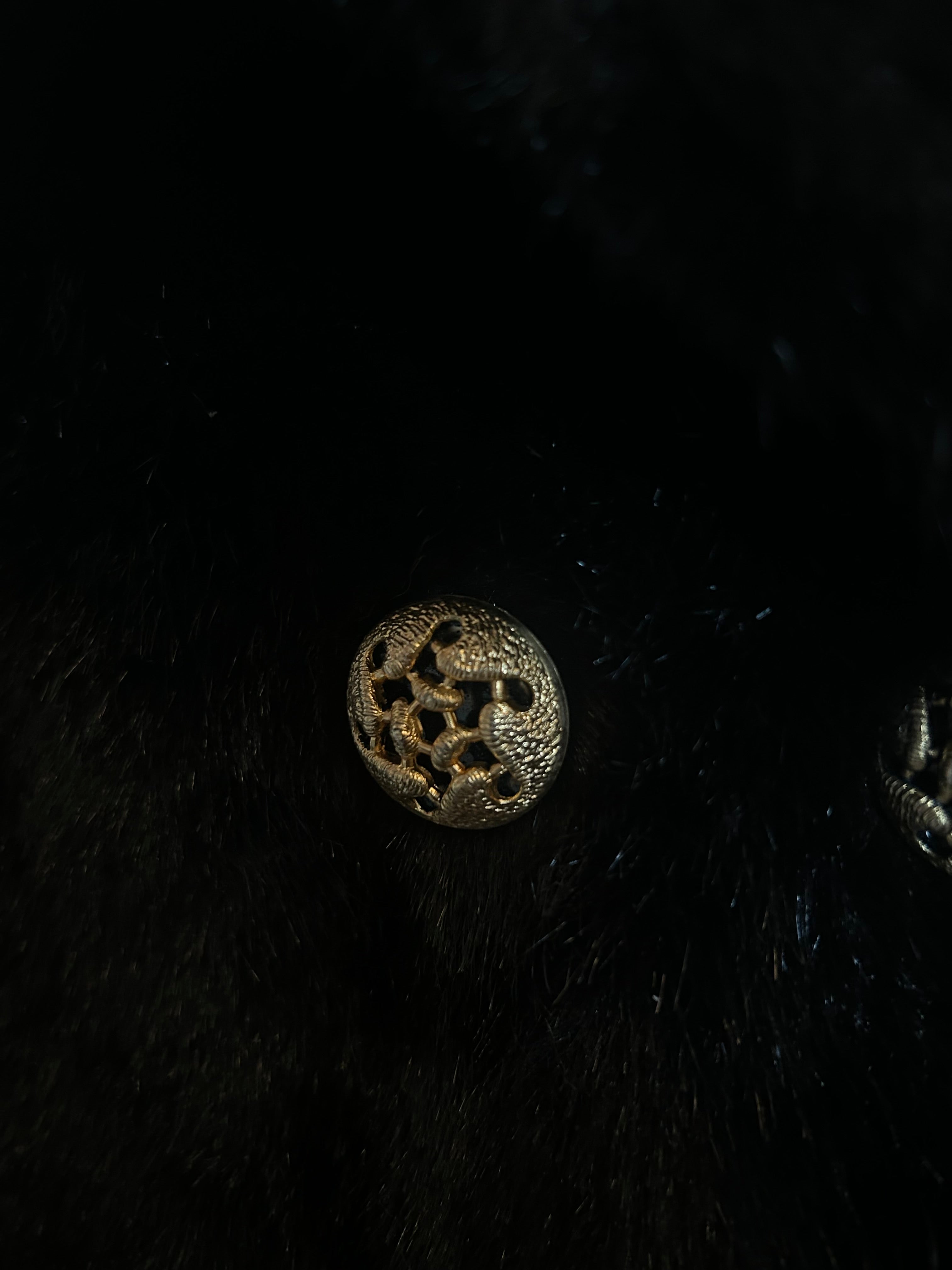 Fourrure avec détails dorés (M)